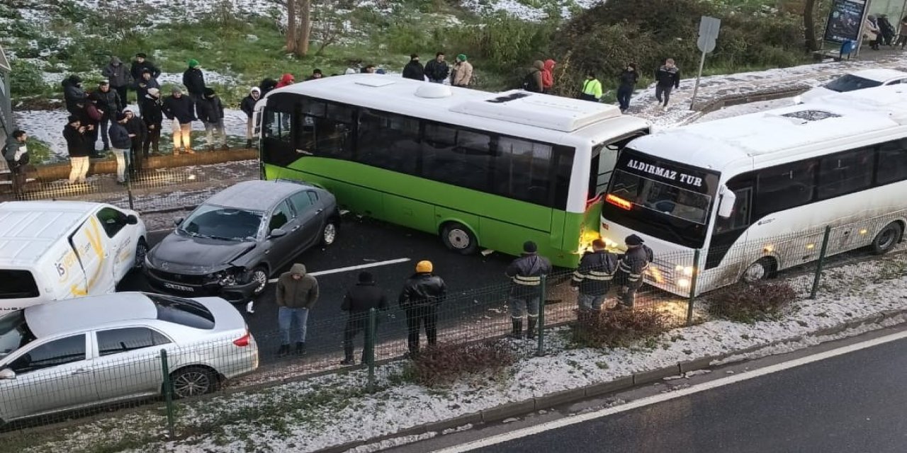 Zonguldak'ta buzlanan yolda 5 araç, birbirine girdi