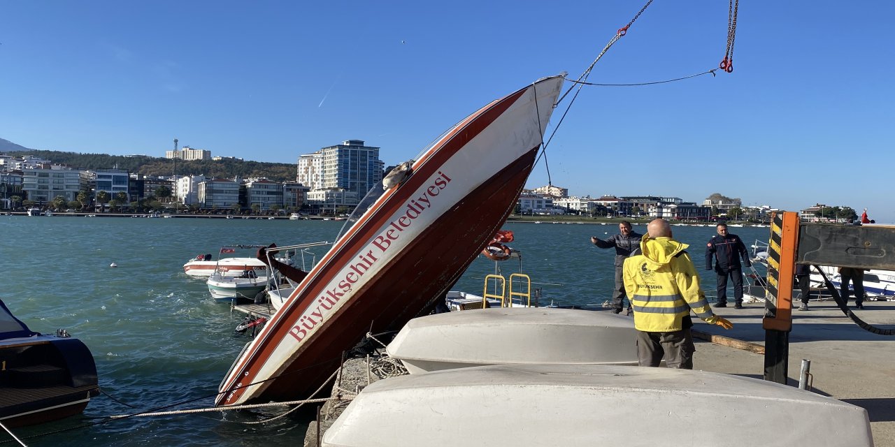 Halat koptu, çıkartılmaya çalışılan tekne yine denize düştü