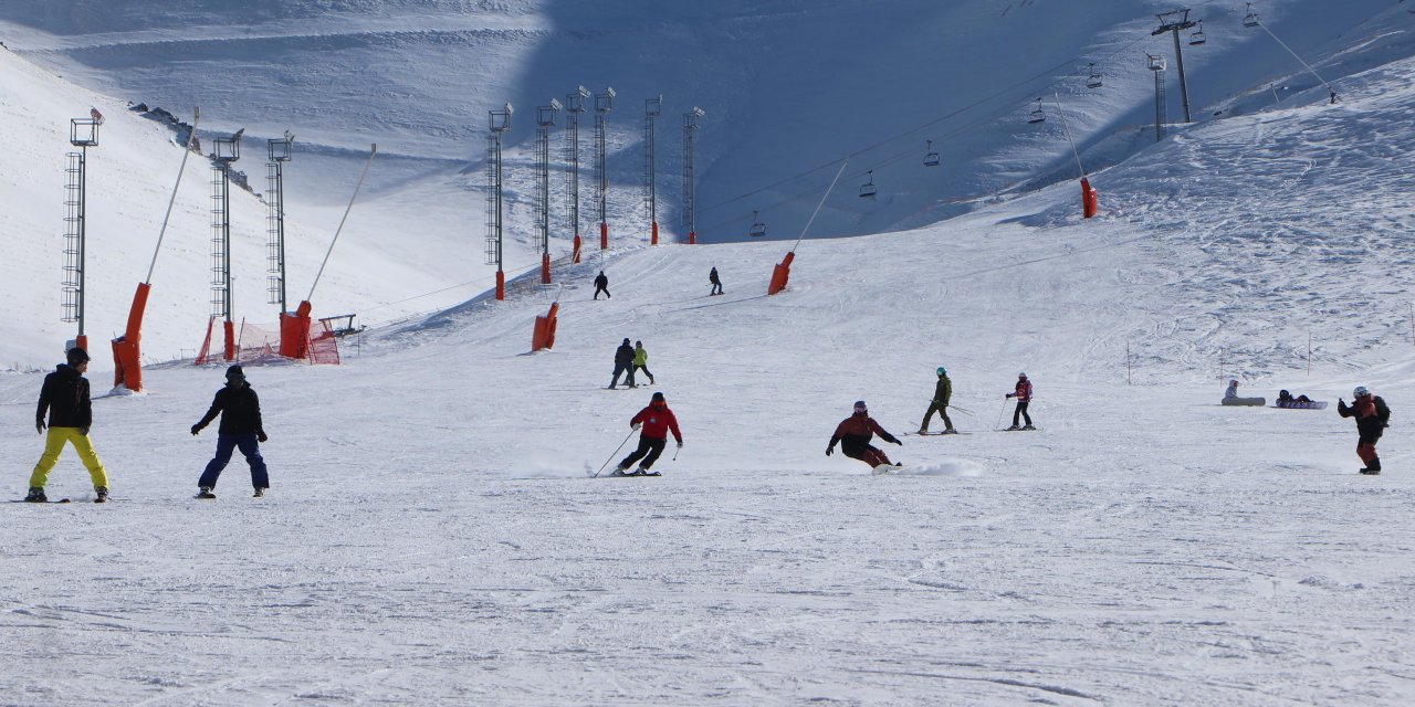 Kar kalınlığı 2 metreyi geçen Palandöken'de kayak keyfi
