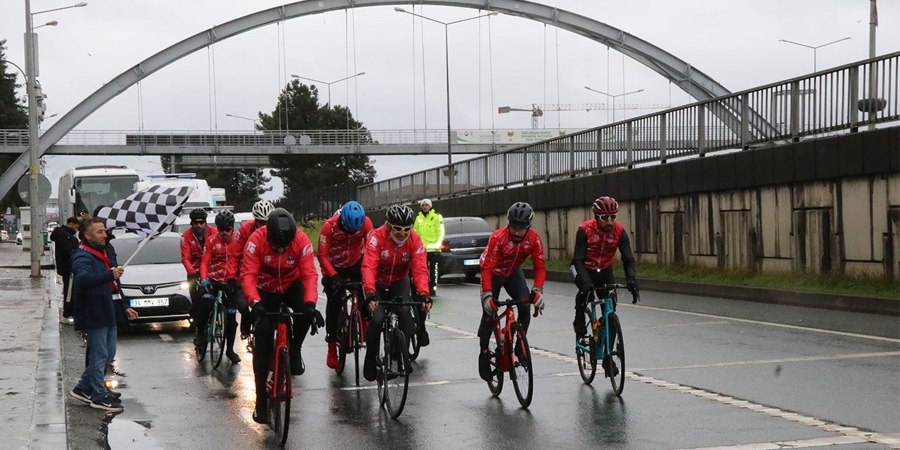 Sarıkamış şehitlerini anmak için İstanbul'dan yola çıkan bisikletliler Rize'den Artvin'e uğurlandı