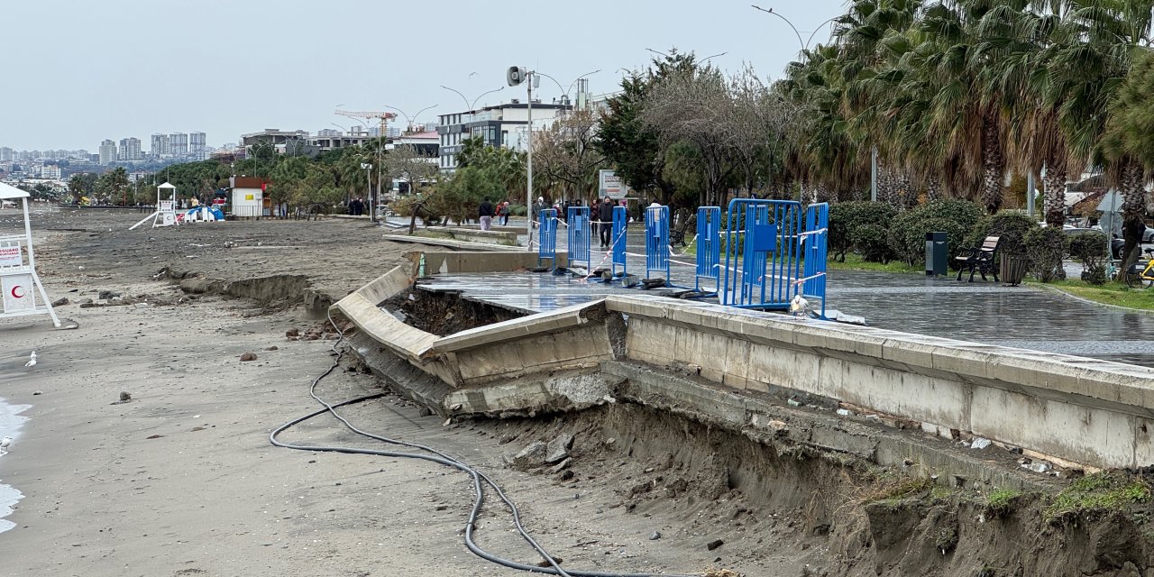 Samsun'da fırtına nedeniyle dalgaların çarptığı duvar yıkıldı