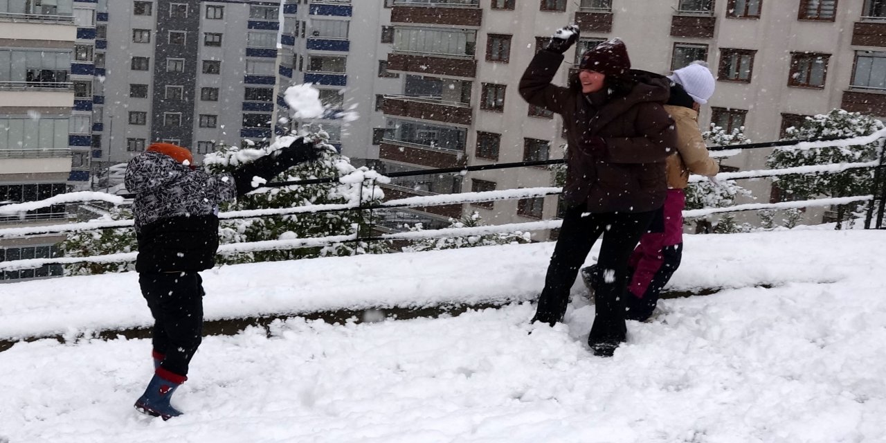 Atatürk Köşkü beyaza büründü; karın keyfini çocuklar çıkardı