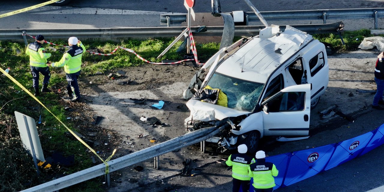Anadolu Otoyolu Düzce kesiminde bariyere saplanan hafif ticari araçtaki 2 kişi öldü