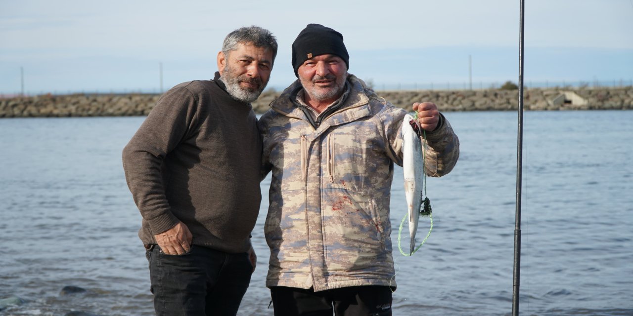Karadeniz’de balık kafesinin patladığını duyanlar kıyıya akın etti