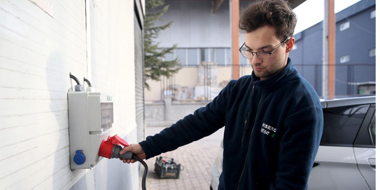 Bilim kurgu dizisinden etkilenen genç mühendis, yapay zekalı araç şarj ünitesi geliştirdi