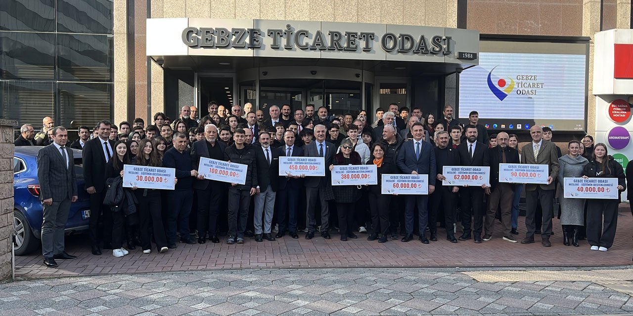 Proje yarışmasında dereceye giren meslek lisesi öğrencileri ödüllerini törenle aldı