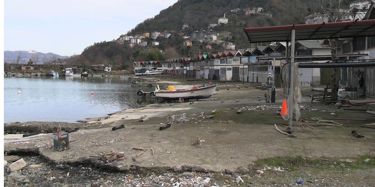 Rize'de fırtınanın taşıdığı atıklarla kapanan balıkçı barınağı açıldı