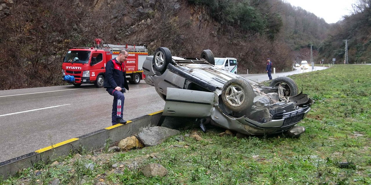 Zonguldak'ta refüje çarparak devrilen otomobildeki 3 kişi yaralandı
