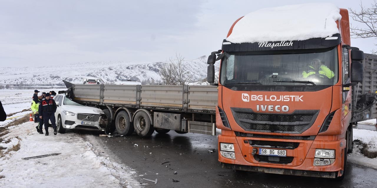 Sivas'ta buzlanma nedeniyle zincirleme kaza: 1 ölü, 2 yaralı