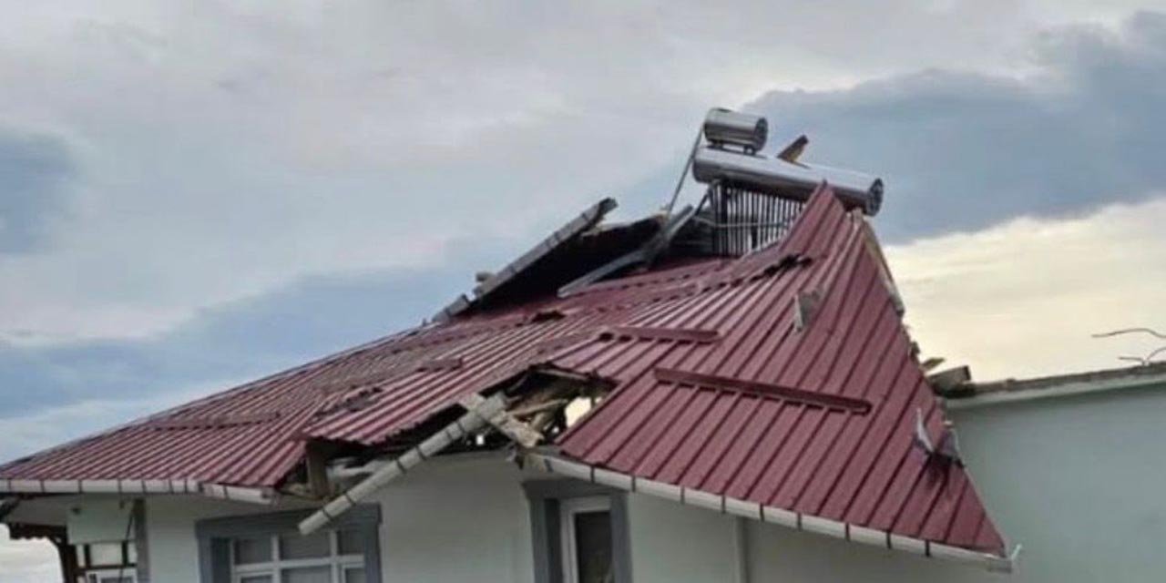 Ordu’da kuvvetli fırtına etkili oldu, 1 evin çatısı uçtu