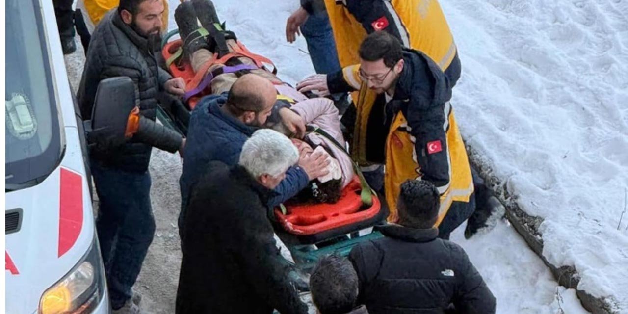 Servis beklerken başına buz sarkıtı düşen öğrenci ağır yaralandı