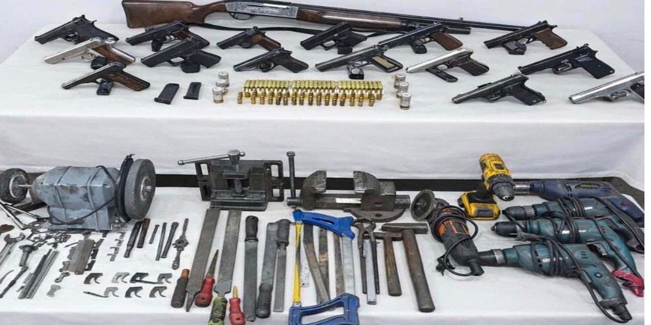 Evinden 15 ruhsatsız tabanca çıktı; 1 tutuklama