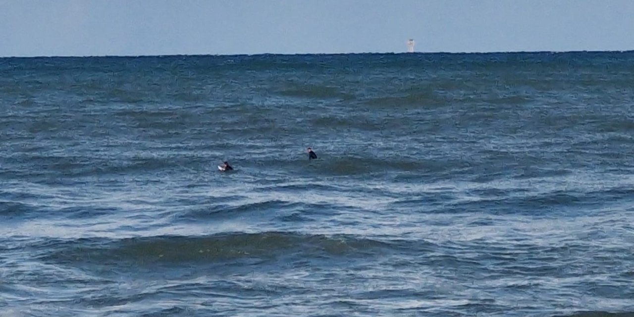 Denizde sörf yapanları görüp, 'boğulma' ihbarı verdiler