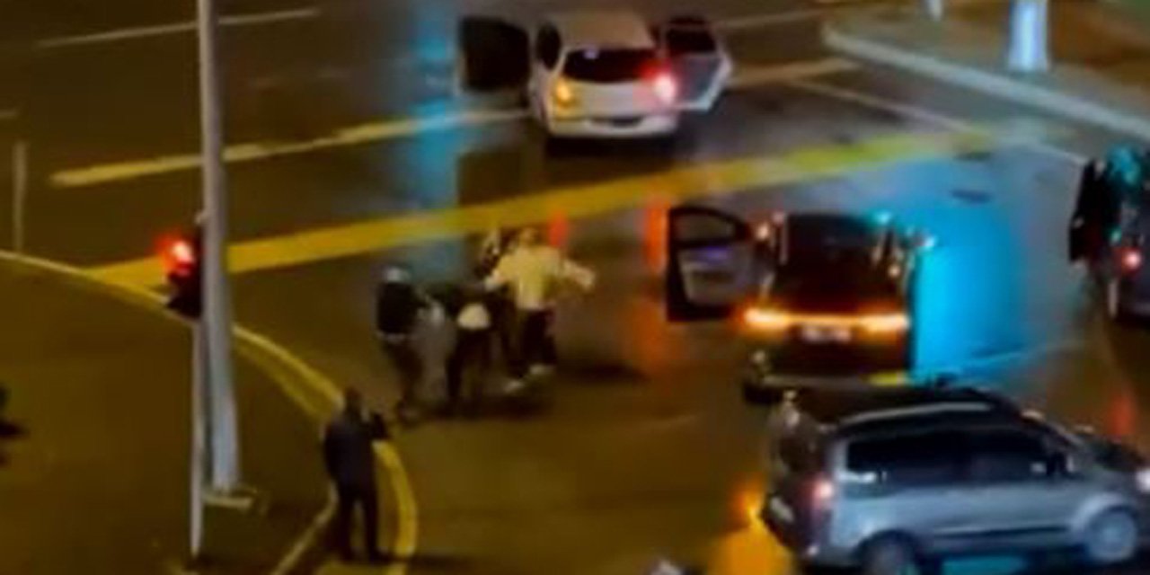 Kazaya karışanlar, sürücüyü darbetti; 3 gözaltı