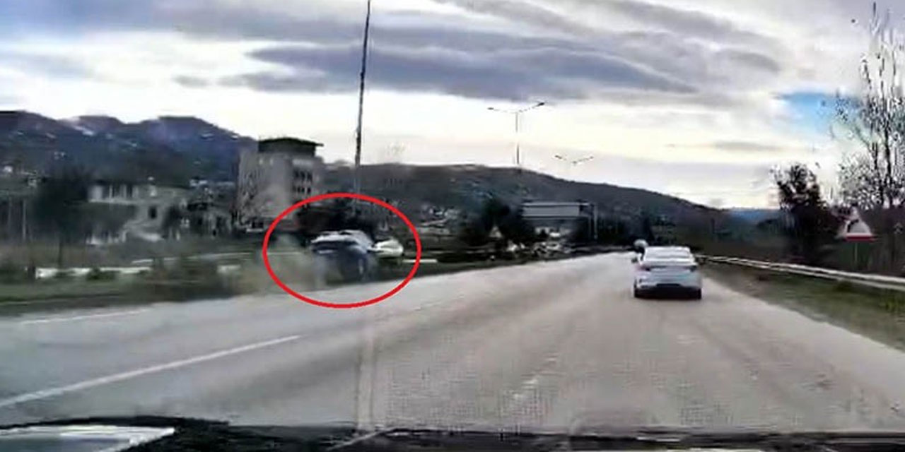 Samsun'da cenaze dönüşü 4 kişinin yaralandığı kaza araç kamerasına yansıdı