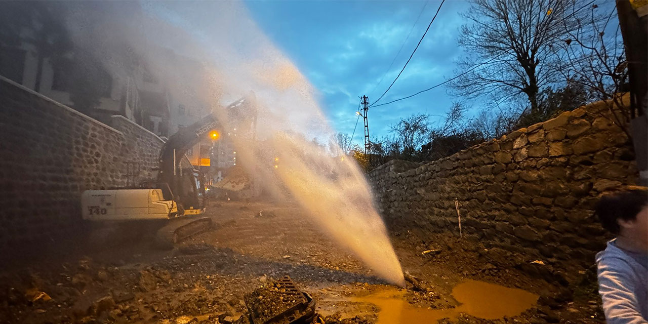 Rize Merkezde Su Hattı Patladı: Atatürk Caddesi Çamur Deryasına Döndü!