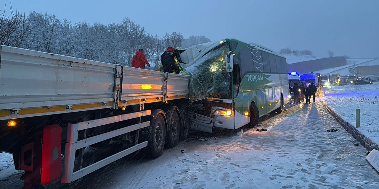 Tokat'ta otobüsün tıra çarptığı kazada yaralanan yolcu öldü