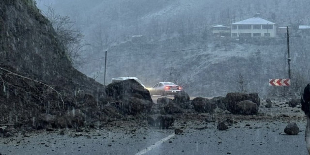 Trabzon'da heyelan; kaya parçaları yola düştü