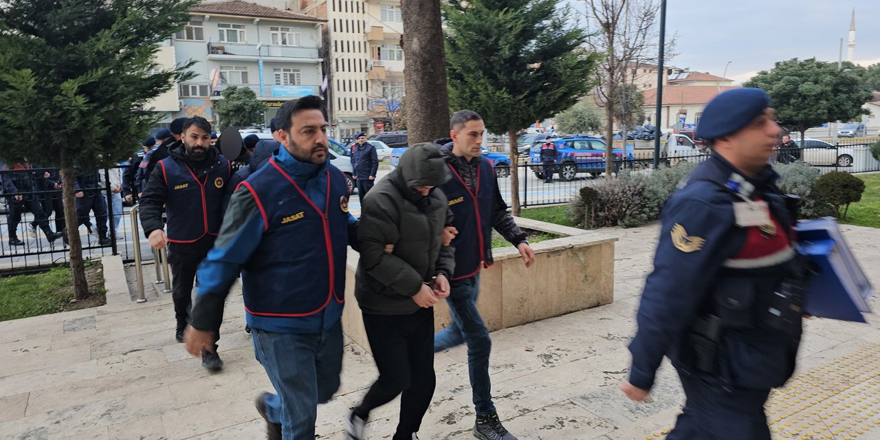 Banka hesabı kiralayıp dolandırıcılara gönderen kişilere operasyon: 16 gözaltı