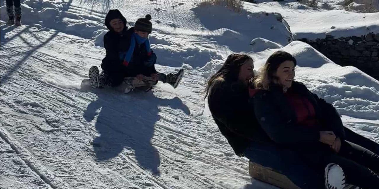 Öğretmen ve öğrencilerden kızak keyfi