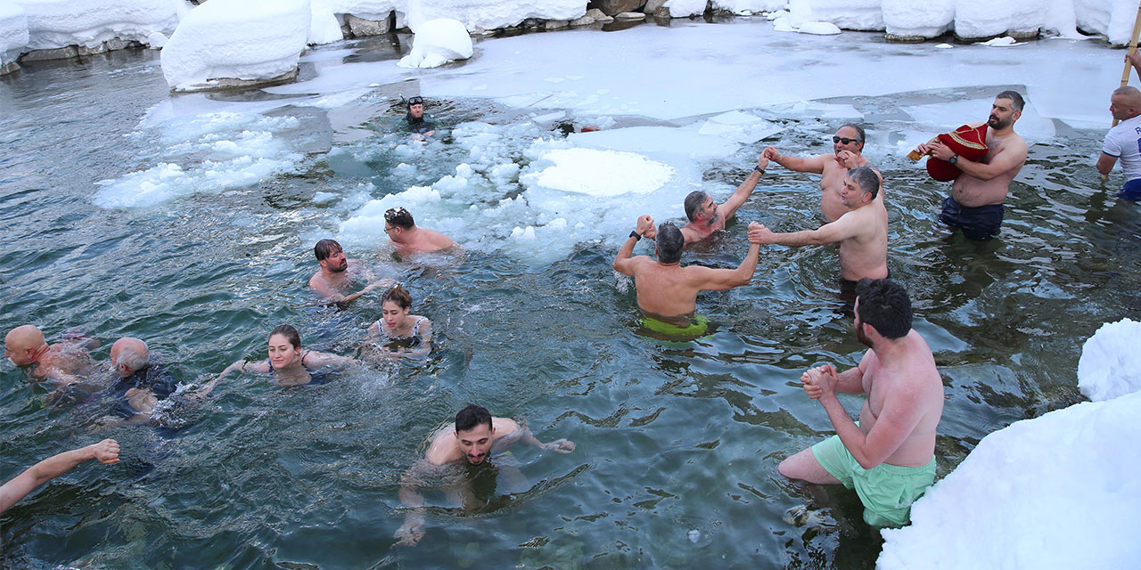 Rize'de "10. Kış Yüzme Şenliği" yapıldı