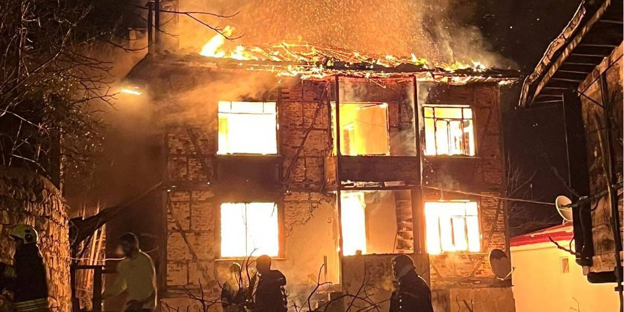 Ordu'da çıkan yangında iki katlı ev kullanılmaz hale geldi