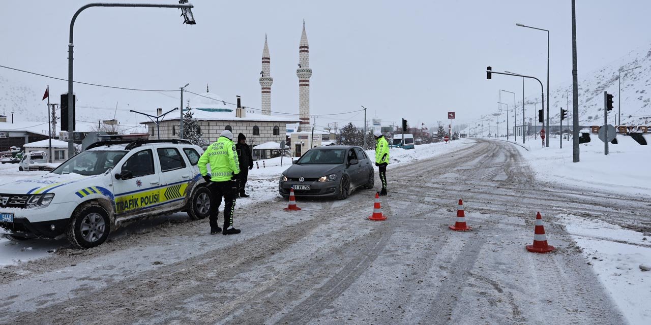 Bayburt-Erzurum kara yolu çığ nedeniyle ulaşıma kapandı
