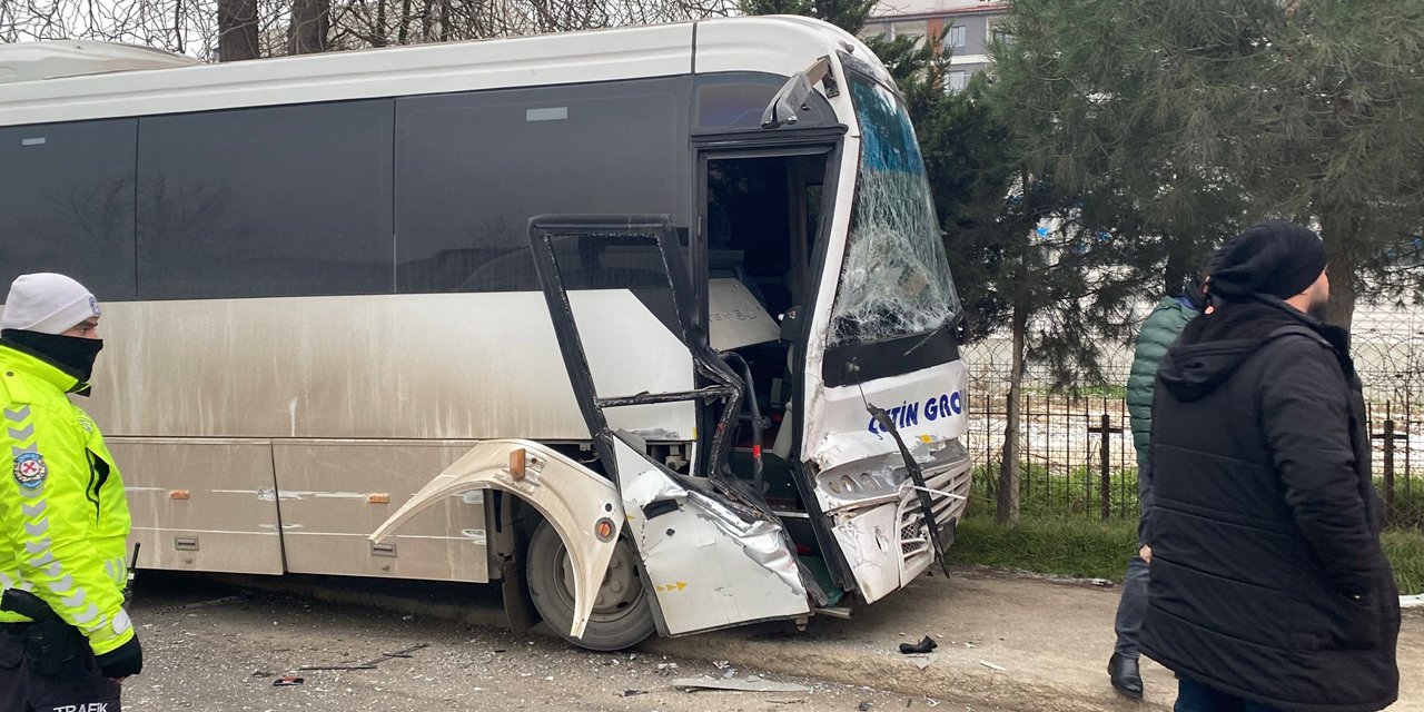 Servis midibüsleri kafa kafaya çarpıştı; 19 yaralı