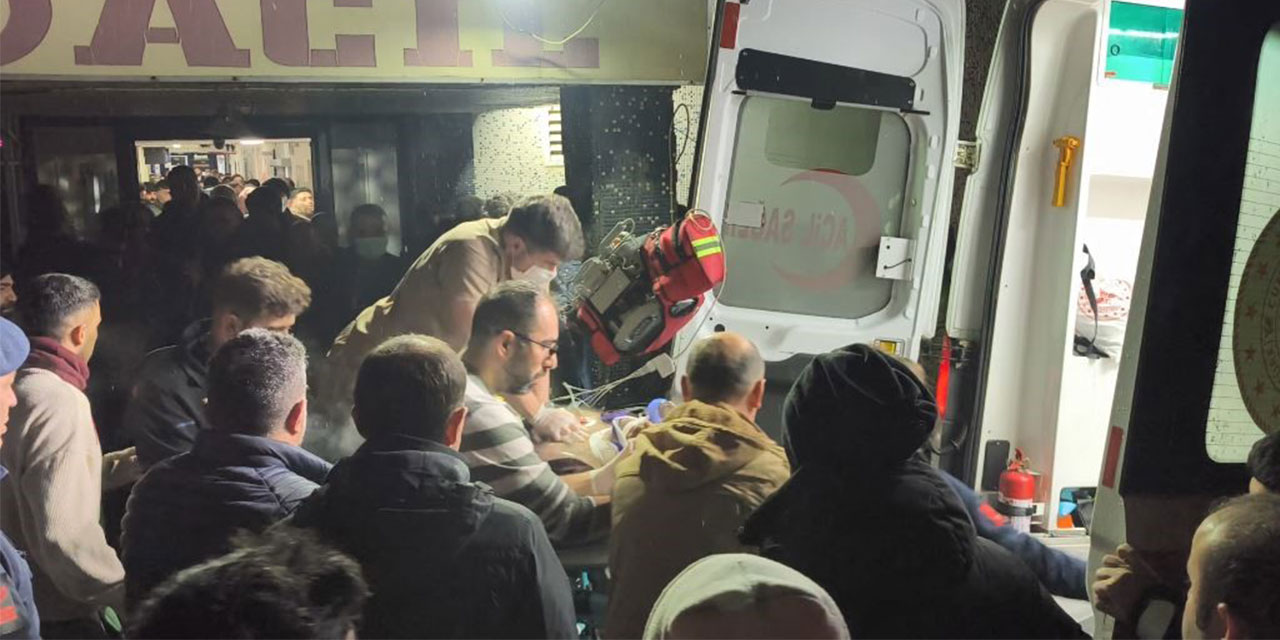 Rize Plakalı Araç Uçuruma Yuvarlandı! Doktor, Kalbi Duran Sürücüye Sedye Üzerinde Kalp Masajı Yaptı