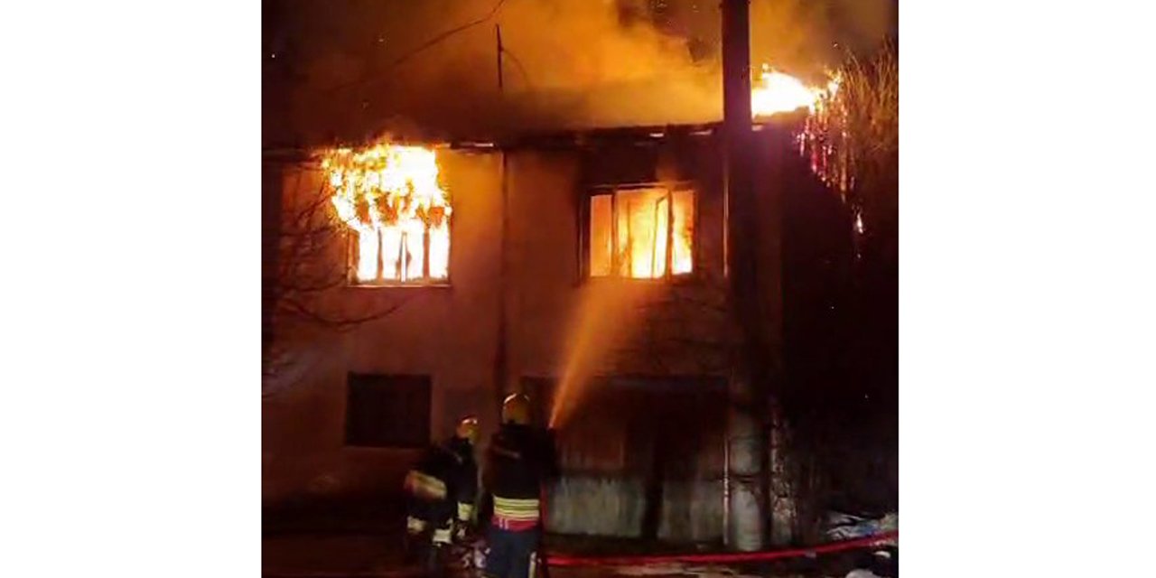 2 katlı ev alev alev yandı