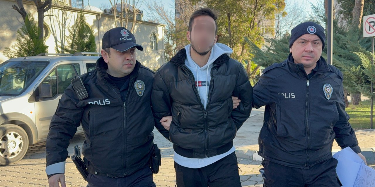 Halk otobüsünde lise öğrencisinin boynuna bıçak dayayan üniversite öğrencisi yakalandı