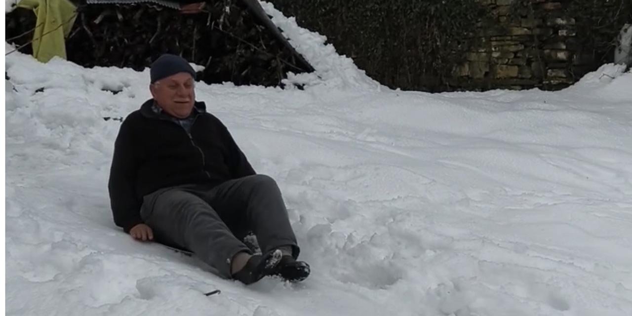 Köylülerin kar keyfi; naylon poşet ve tepsilerle kaydılar