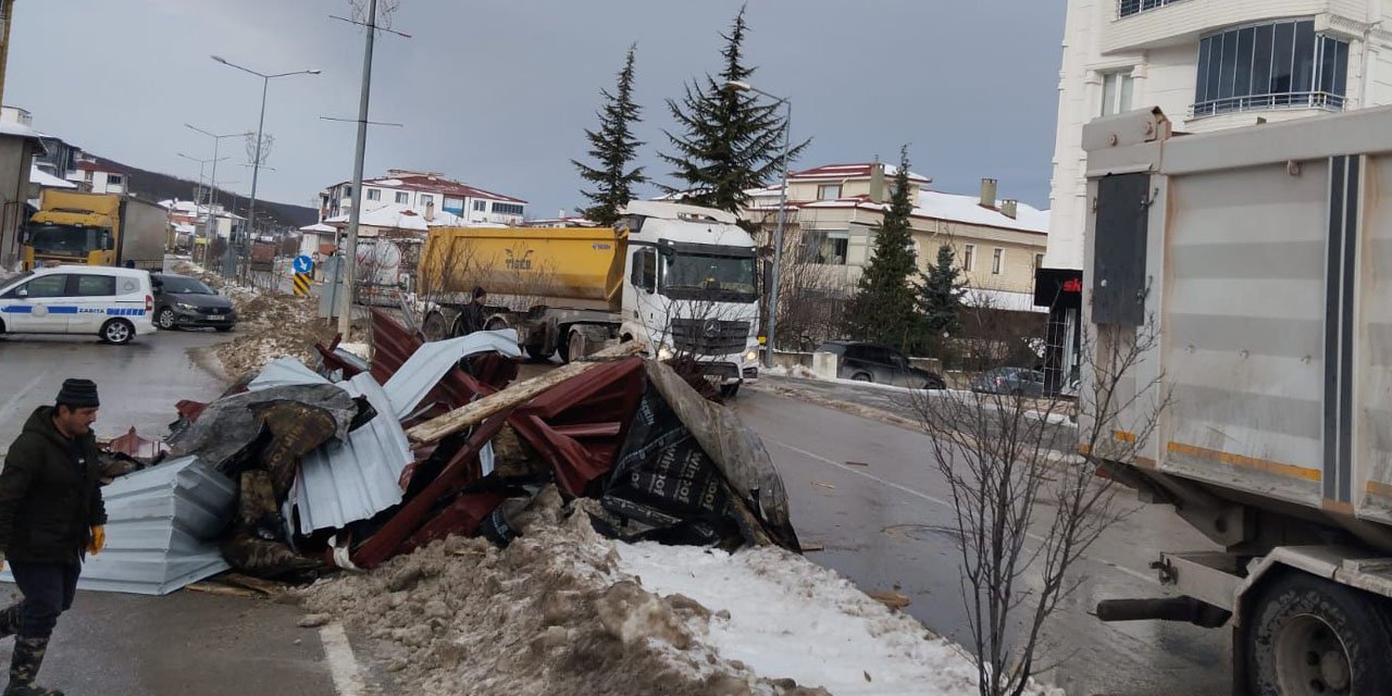 Samsun'da kuvvetli rüzgar nedeniyle okul çatısının bir bölümü yola düştü