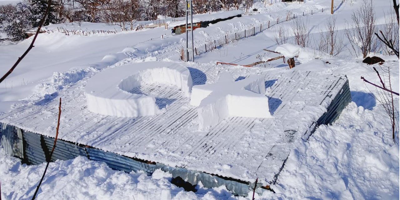 Çatıdaki karla ay- yıldız figürü yapıp bayrağa saldırıya tepki gösterdi