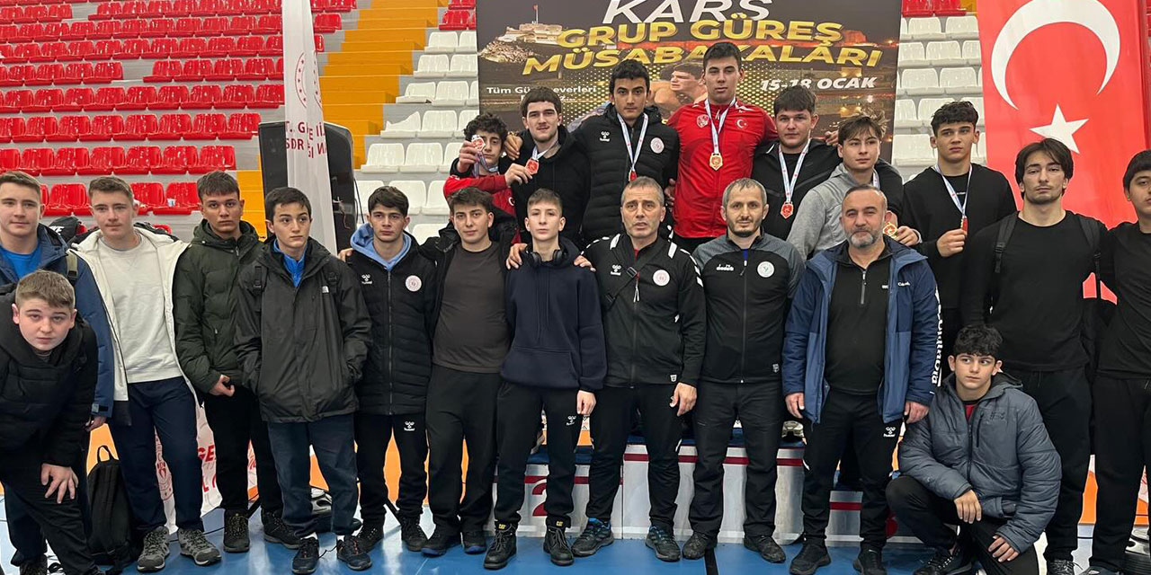 Rize’nin Genç Pehlivanları Kars’ta Tarih Yazdı: Takım Halinde Şampiyonluk!