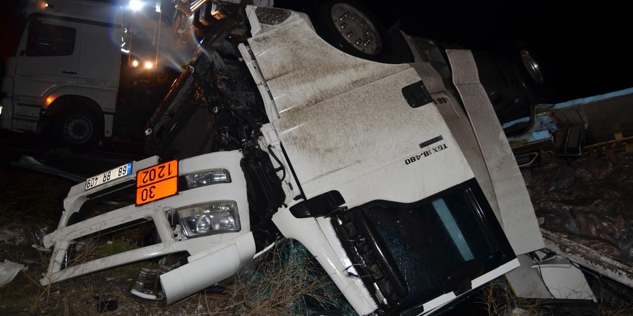 Aksaray'da et taşıyan TIR, bariyere çarpıp devrildi; 1 ölü
