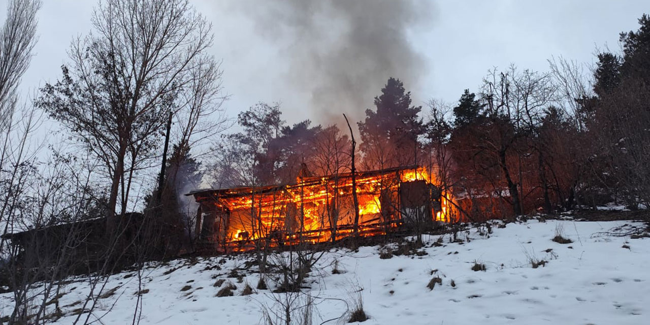 Artvin'de çıkan yangında ahşap ev kullanılamaz hale geldi