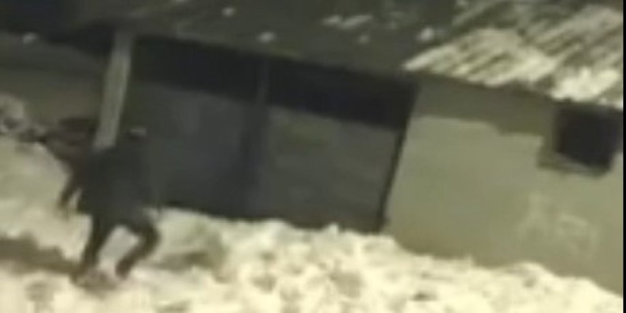 Kar kürerken çatıdan düştü; o anlar kamerada