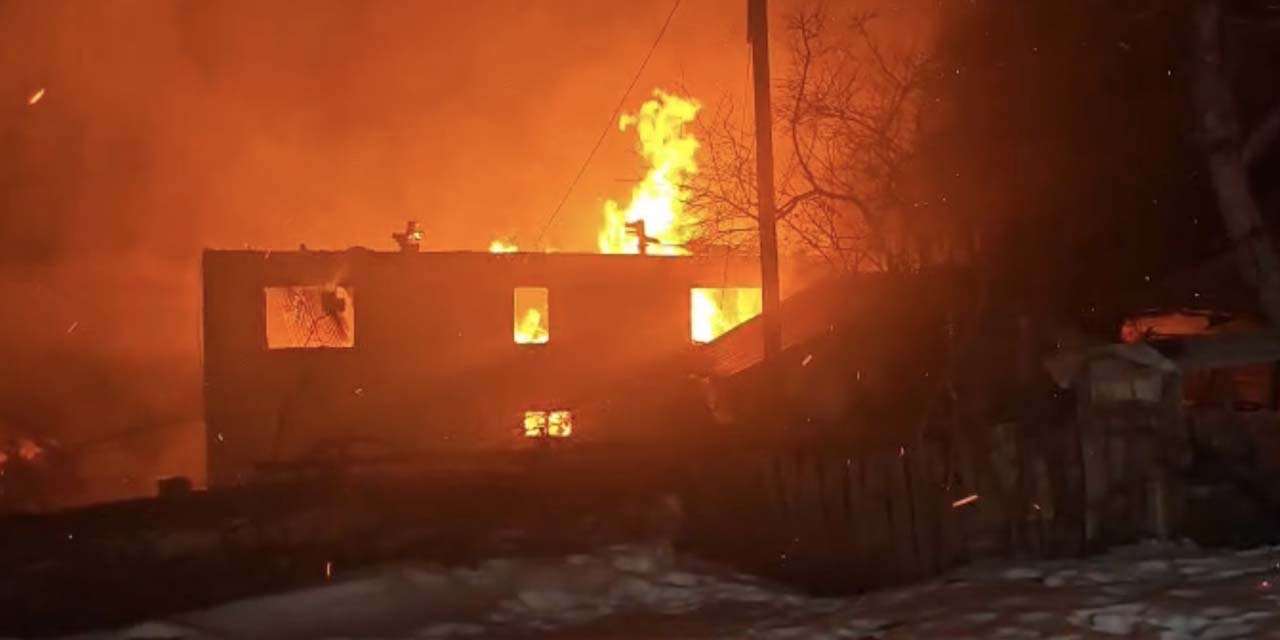 Köy muhtarının evi alev alev yandı