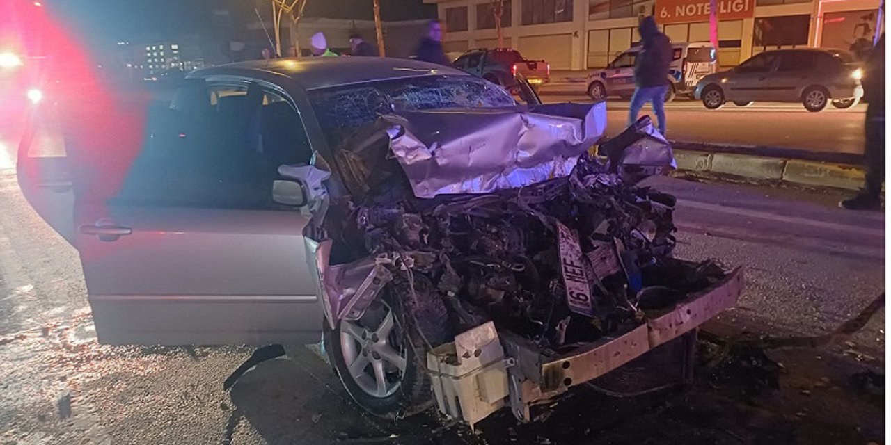Çorum'da çekiciye arkadan çarpan otomobilin sürücüsü yaralandı