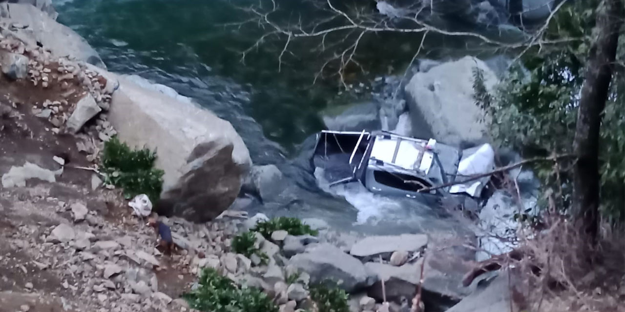 Rize'de kamyonet dereye yatağına düştü: 2 yaralı