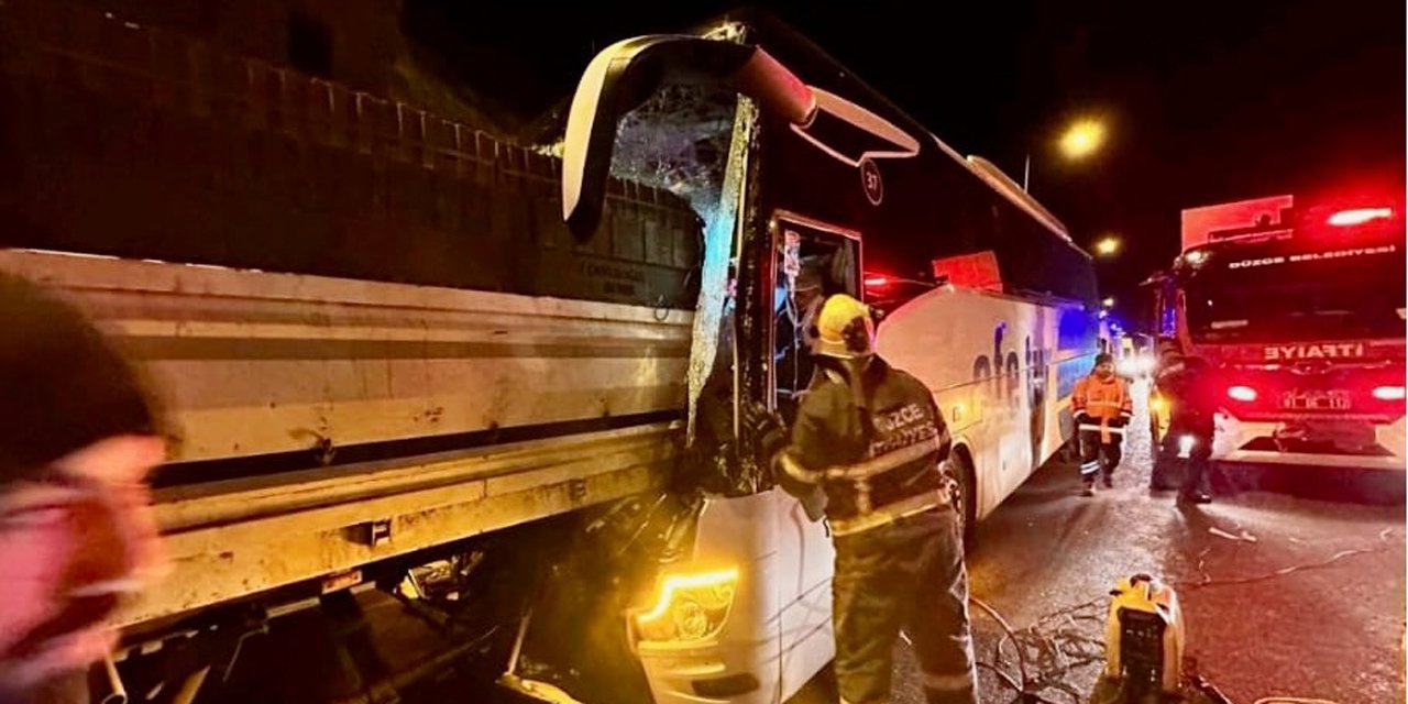 Yolcu otobüsü, TIR'a çarptı; muavin öldü, 3 yaralı