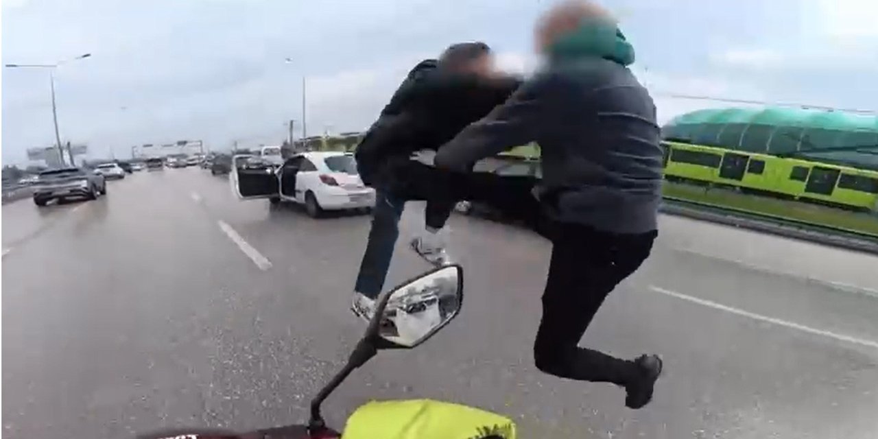 Bursa'da sürücülerin tekmeli-yumruklu kavgası kask kamerasında