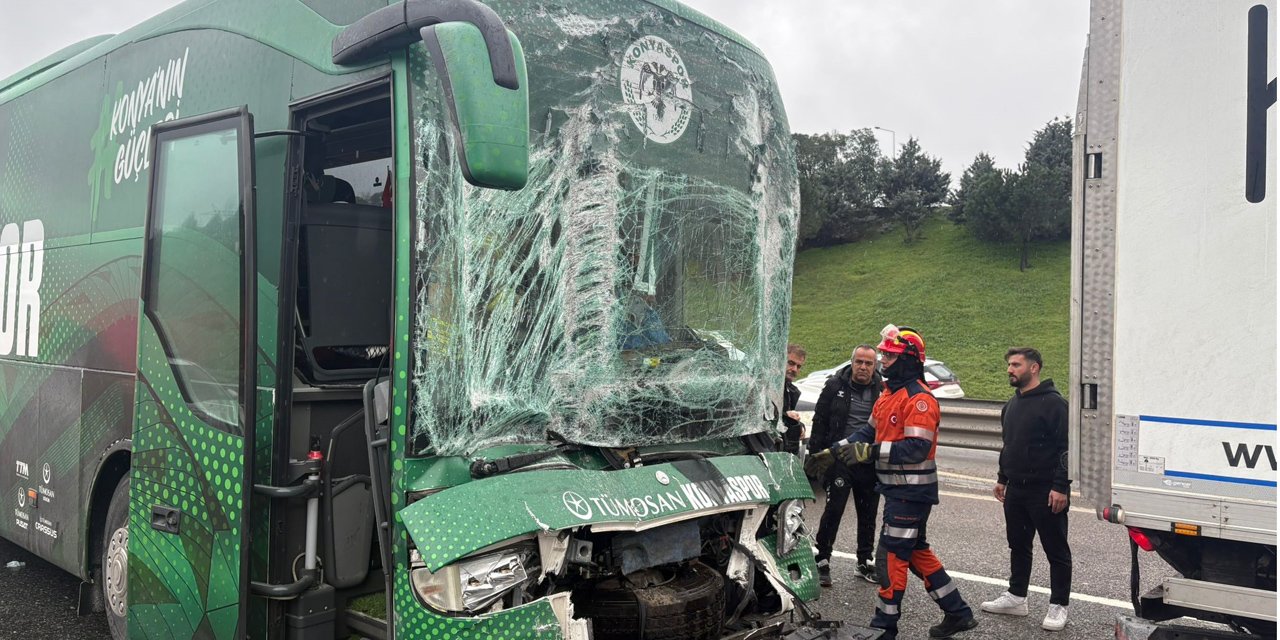 Konyaspor U-19 futbol takımını taşıyan otobüs kaza yaptı; 3 yaralı