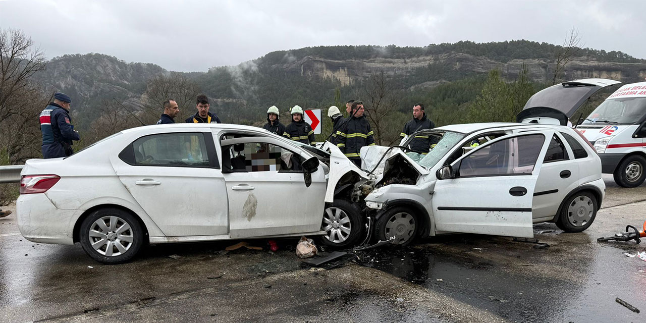 Burdur'da iki otomobil kafa kafaya çarpıştı; 6 ölü, 6 yaralı