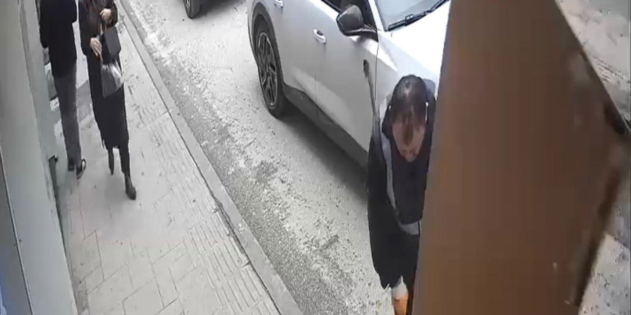 Reklam tabelası şiddetli rüzgarda temizlik işçisinin başına düştü; o anlar kamerada