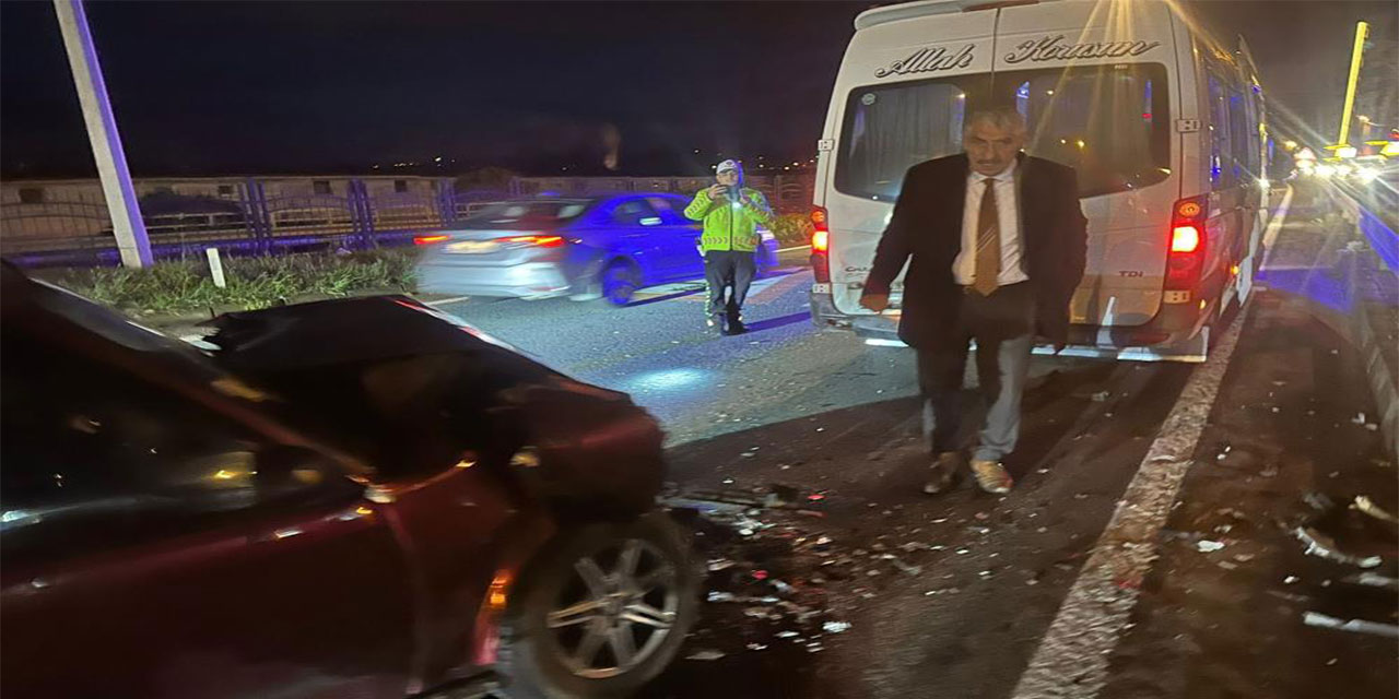 Rize'de servis minibüsü ile Tofaş otomobil çarpıştı: 1 yaralı