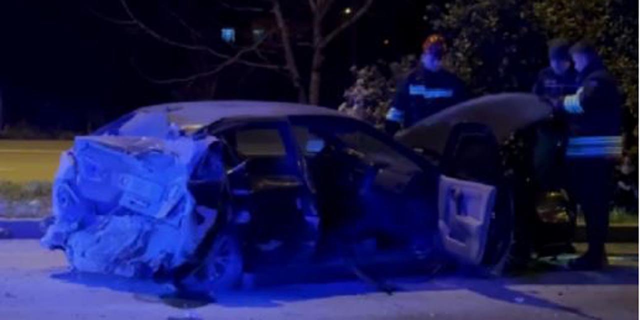 Yoldan çıkıp karşı şeride geçen otomobil ile TIR çarpıştı; 2 yaralı