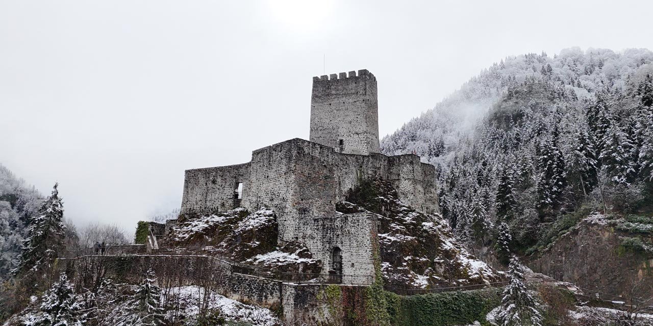 Zil Kale ve Ayder Yaylası beyaz örtüyle kaplandı