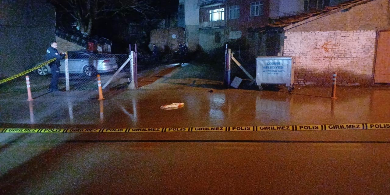 Sokak ortasında 2 kişi, bacaklarından vuruldu